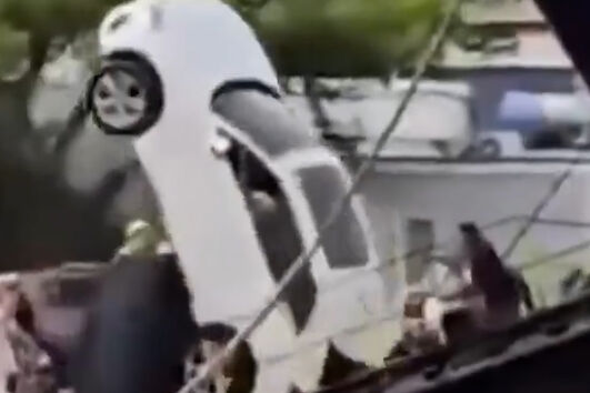 Não caiu à água por milagre: SUV capota a sair de 'ferryboat'