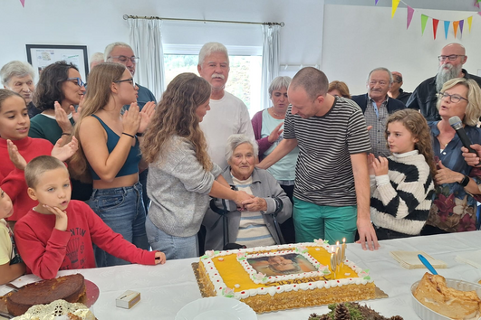 Silvina Rosa rodeada de familiares e amigos