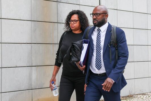 Mulher de Odair Moniz e advogado à chegada ao Tribunal de Sintra 