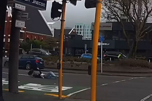 Rajadas de vento atiram mulher para o meio de uma estrada movimentada na Nova Zelândia   