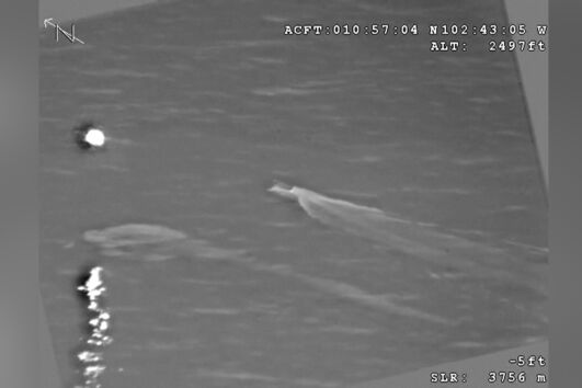 Vídeo divulgado pela marinha dos EUA mostra suposta interdição de navio de contrabando no Pacífico 