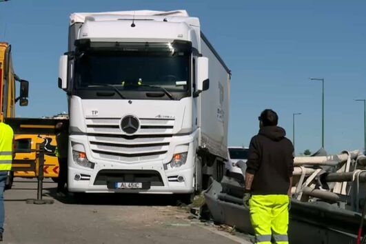 Acidente corta trânsito no IC2; circulação retomada às 12h45