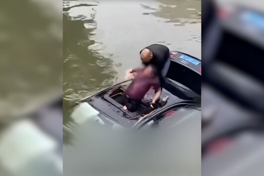 Partem teto panorâmico de carro para salvar condutor de morrer afogado na China