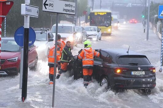 Cheias em Lisboa causam caos e obrigam ao resgate de pessoas em Oeiras