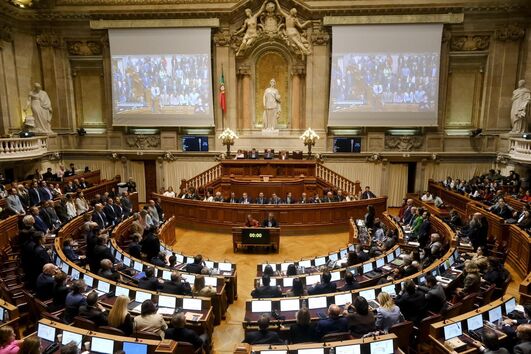 Atletas refugiadas aplaudidas no parlamento português após medalhas nos Jogos Olímpicos de Paris