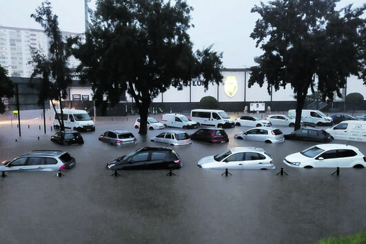 Veículos parados junto ao Estádio São Luís ficaram quase submersos