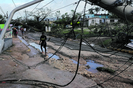 Passagem do furacão Melissa pela Jamaica deixou um rasto de destruição. Governo já pediu ajuda internacional