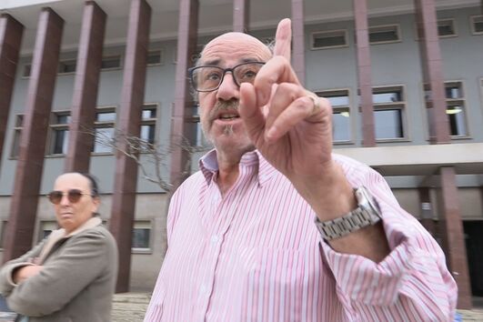 Senhorio lamenta mortes em quarto alugado e iliba companheira de responsabilidade.