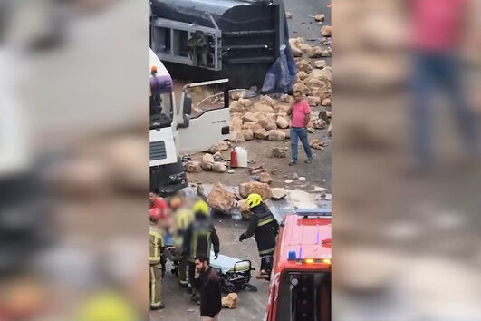 Um ferido em despiste de camião em Alcabideche. A5 cortada no sentido Lisboa - Cascais