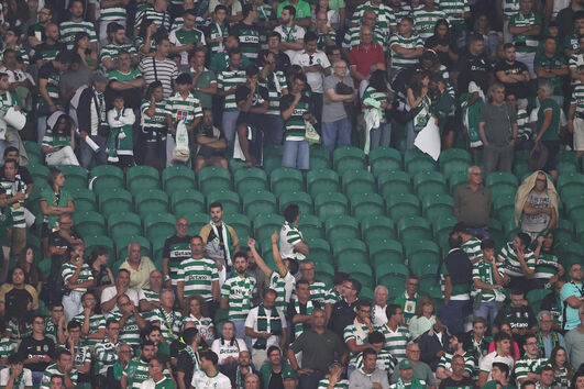 O momento em que adeptos do Sporting foram obrigados a sair do setor que ocupavam devido à queda de vidros