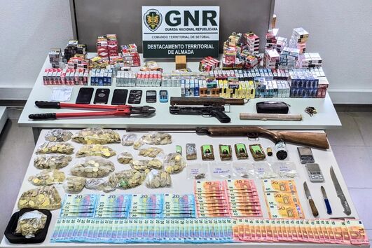 A GNR apreende armas, dinheiro e tabaco em Almada