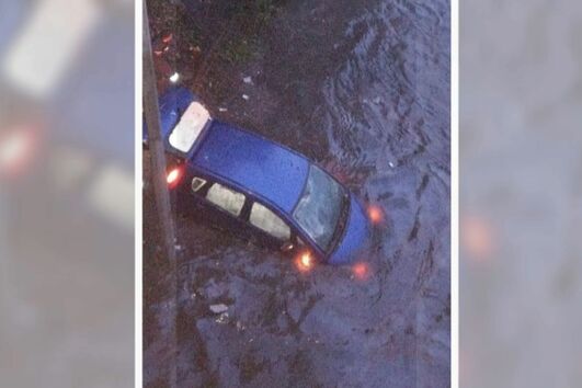 Carro fica praticamente submerso após despiste na VCI no Porto. Estrada está alagada