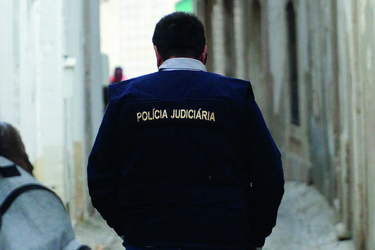 Homem enterra a mãe no quintal da casa onde viviam na Póvoa do Lanhoso e confessa ao irmão