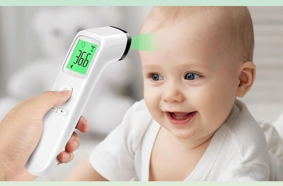Termómetro digital mede a temperatura de um bebé