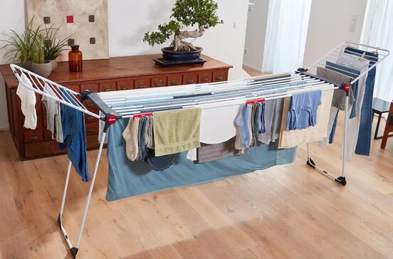 Estendal com roupa facilita a tarefa de secar em casa