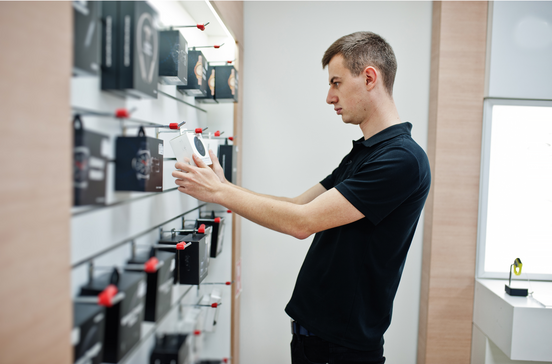 Homem escolhe relógio numa loja