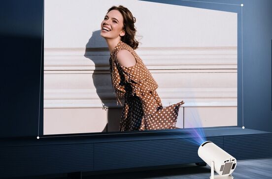 Projetores transformam casas em cinemas para maratonas de filmes