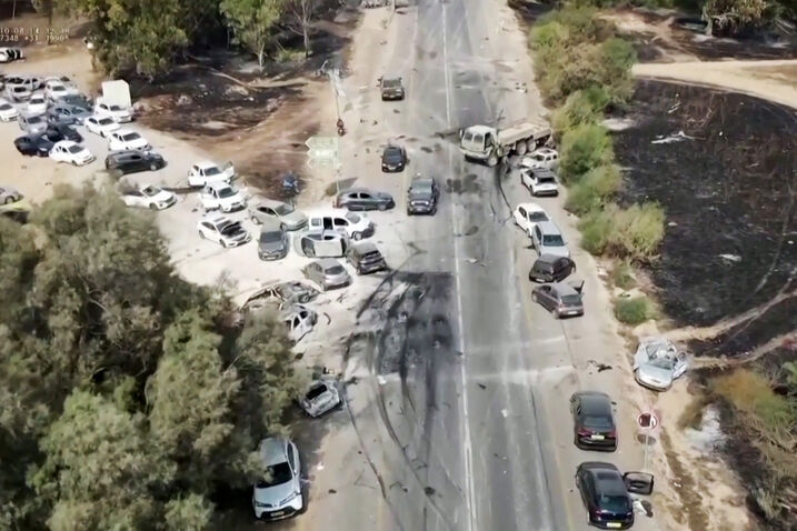 Estrada com carros destruídos e queimados após ataque