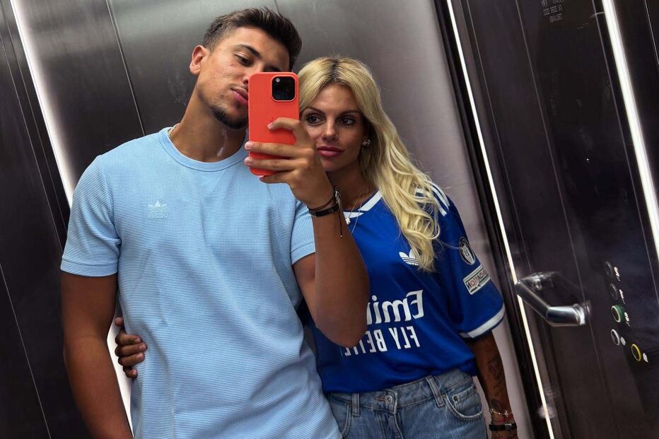 Casal faz selfie num elevador, a mulher veste uma camisola do Real Madrid