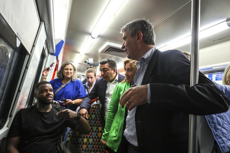José Luís Carneiro em comboio da linha de Sintra