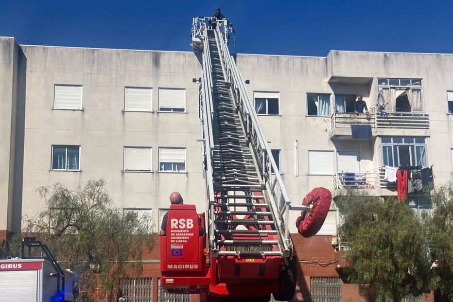 Incêndio obriga à evacuação de prédio na Ameiroeira com apoio dos Bombeiros de Lisboa e do INEM