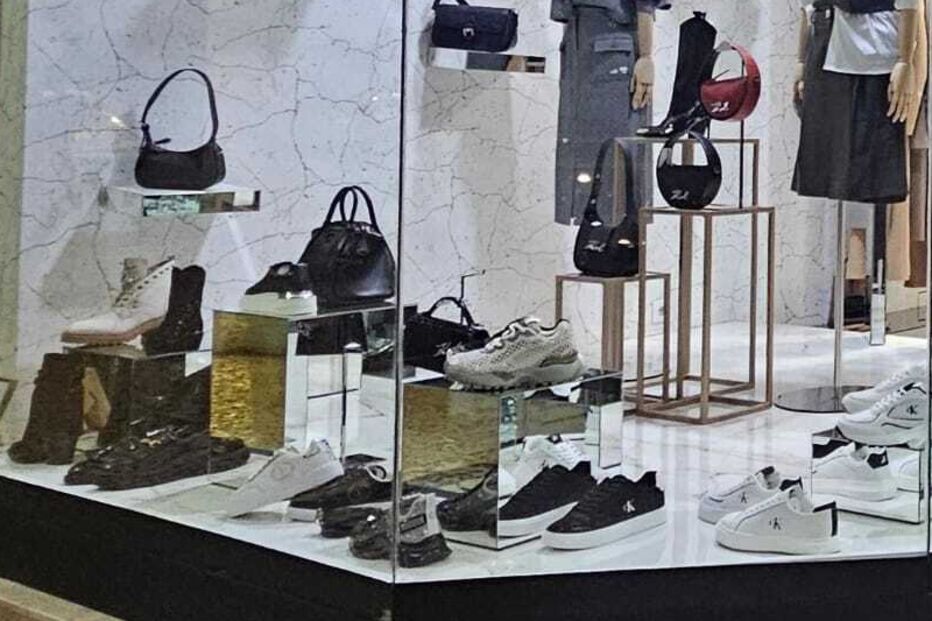 Vitrine de loja de roupa danificada após assalto em Felgueiras