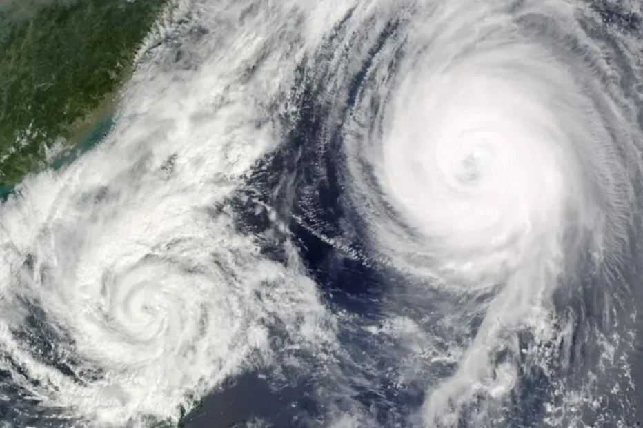 Visão de satélite mostra dois ciclones no oceano perto da costa