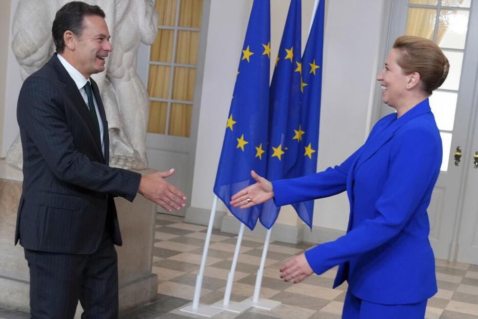 Primeira-ministra da Dinamarca, Mette Frederiksen, à direita, dá as boas-vindas ao primeiro-ministro de Portugal, Luís Montenegro