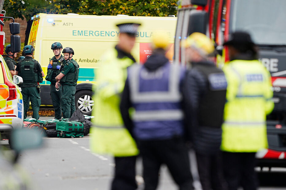 Baleado suspeito de esfaqueamento em sinagoga em Manchester. Há quatro feridos