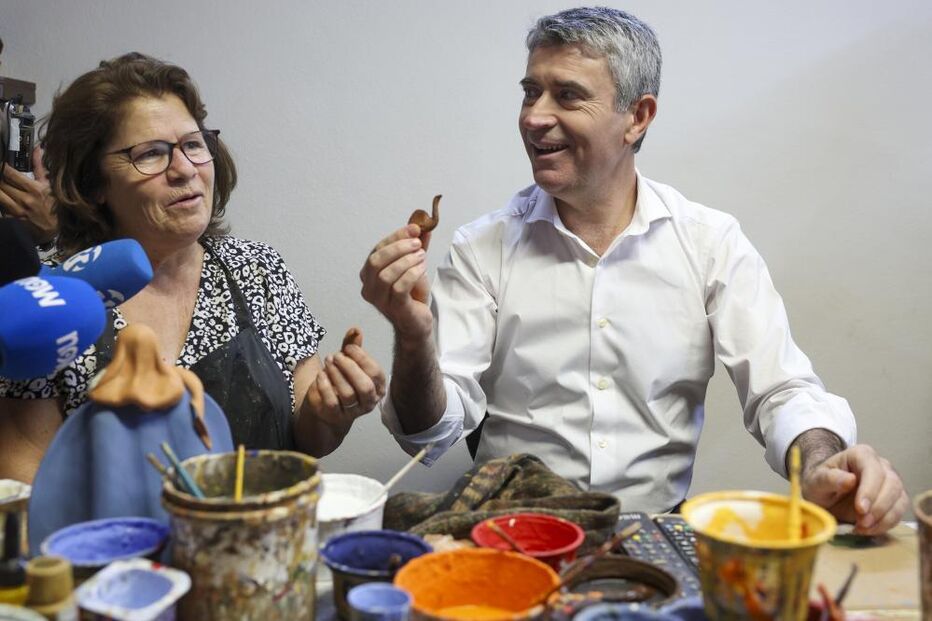 José Luís Carneiro molda barro em Estremoz e deseja 