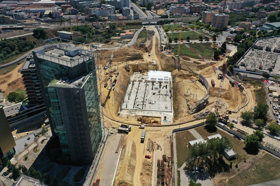 Construção de parque de estacionamento subterrâneo na rotunda Eng.º Edgar Cardoso, em Gaia