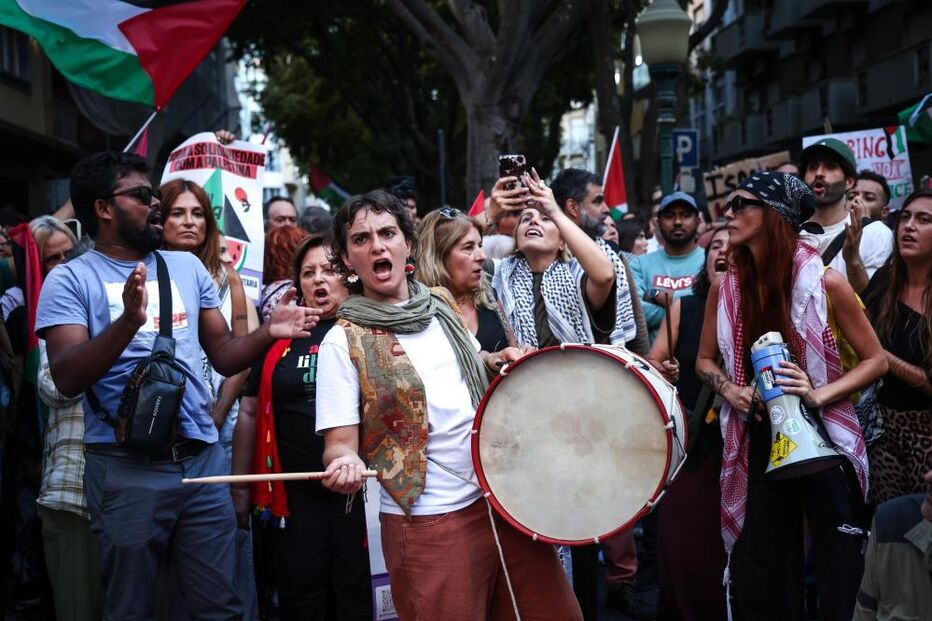 Manifestantes reunidos em frente à embaixada israelita em Lisboa