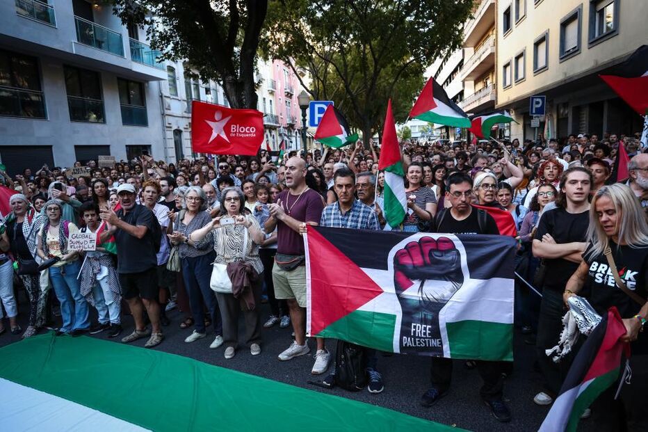 Manifestação em frente à embaixada de Israel