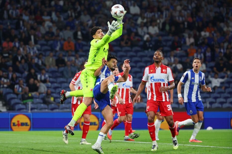 Guarda-redes do FC Porto tenta defender a baliza no jogo contra o Estrela Vermelha