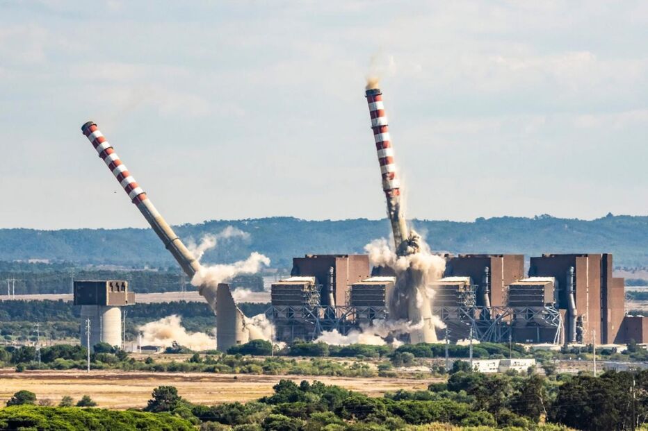 Chaminés da central termoelétrica de Sines