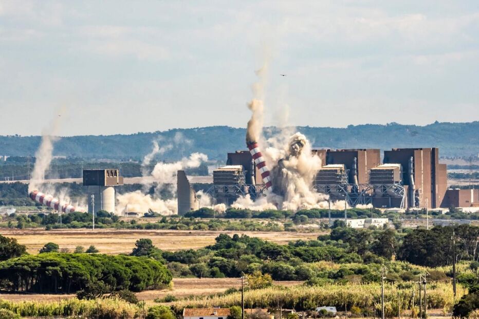 Chaminés da central termoelétrica de Sines