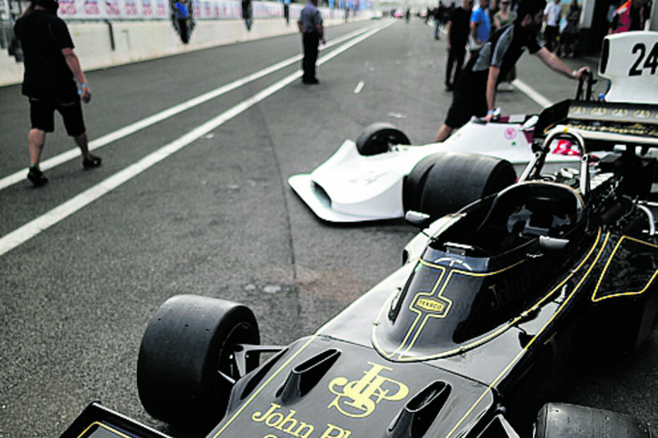 Lotus 72 D imortalizado na decoração preta e dourada