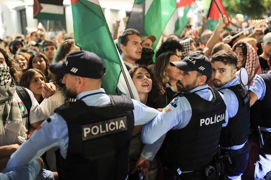 Manifestantes participam de um protesto em apoio ao povo palestino e à Flotilha Global Sumud no Porto 
