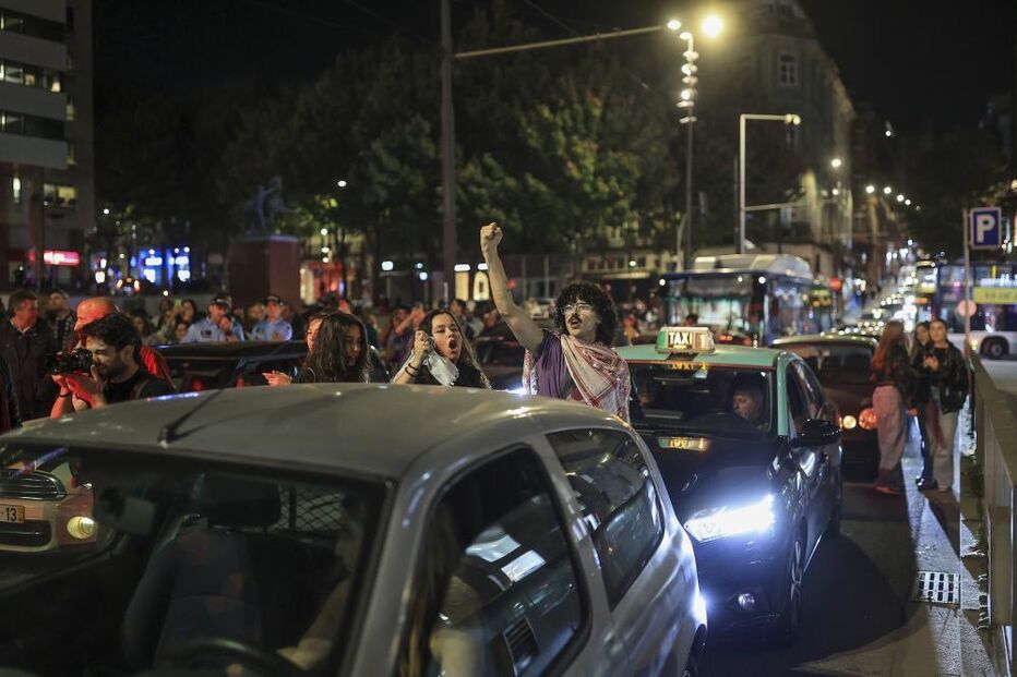 Manifestantes protestam no Porto em solidariedade com a Palestina