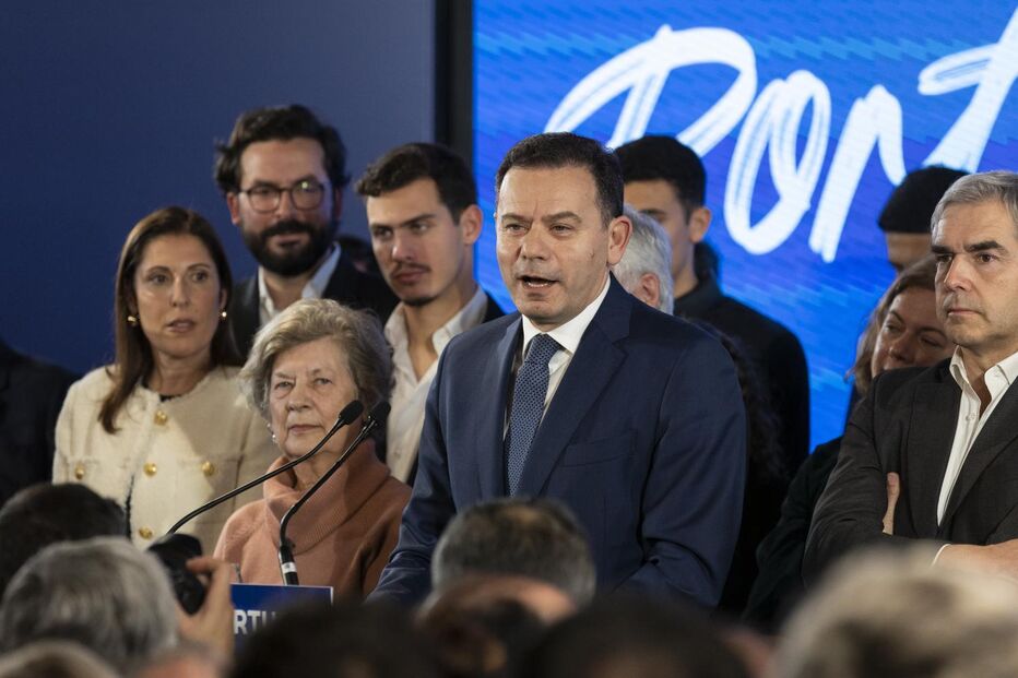 Luís Montenegro surge num evento público com familiares e apoiantes