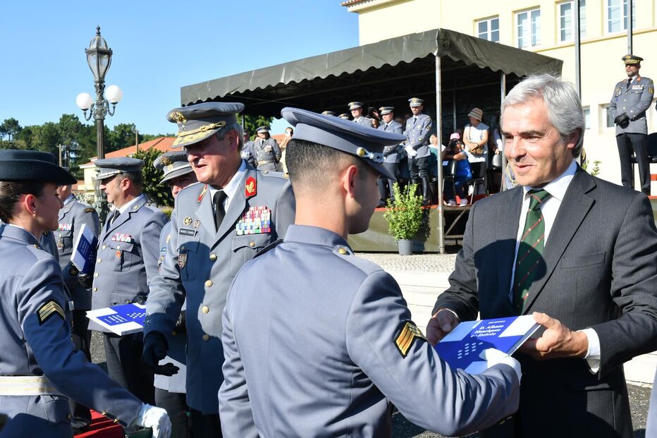 Ministro da Defesa entrega diploma na Escola de Sargentos do Exército, nas Caldas da Rainha