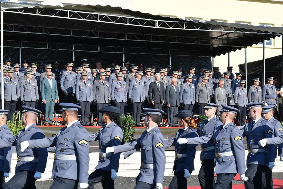 Cerimónia na Escola de Sargentos do Exército com ministro da Defesa