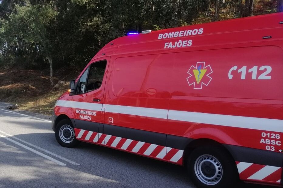 Três feridos em colisão entre dois carros em Arouca