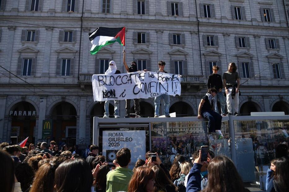 Manifestantes pró-Palestina pelas ruas de Itália
