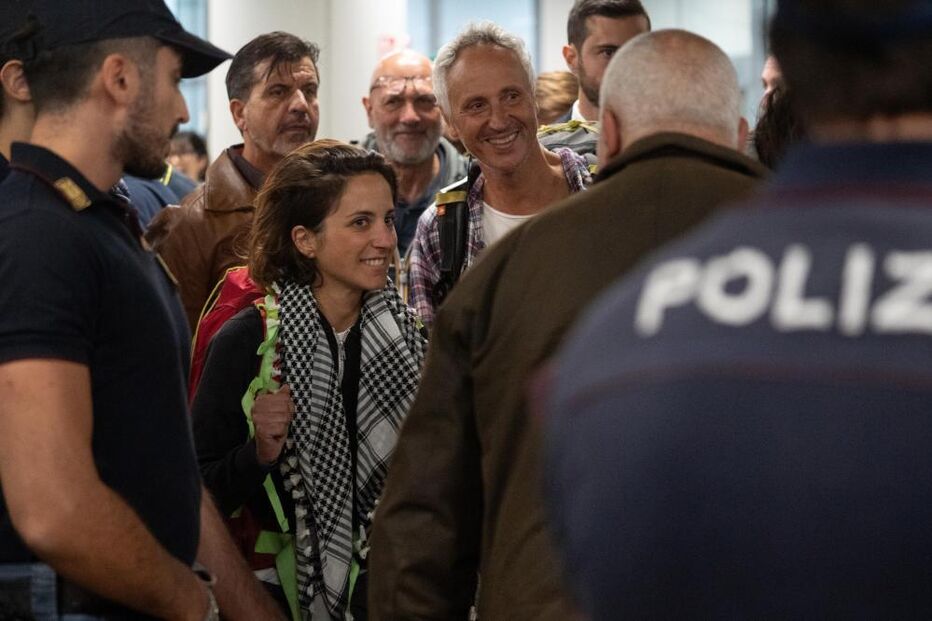 Eurodeputada Benedetta Scuderi e o senador Marco Croatti são recebidos na chegada ao aeroporto de Fiumicino