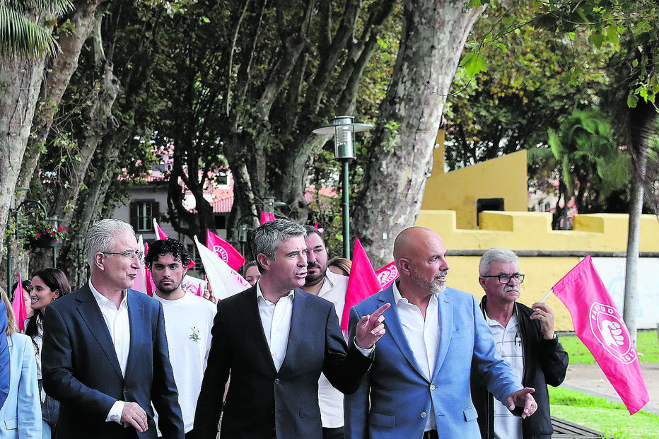 José Luís Carneiro (ao centro) com o líder do PS na Madeira Paulo Cafôfo (à direita)