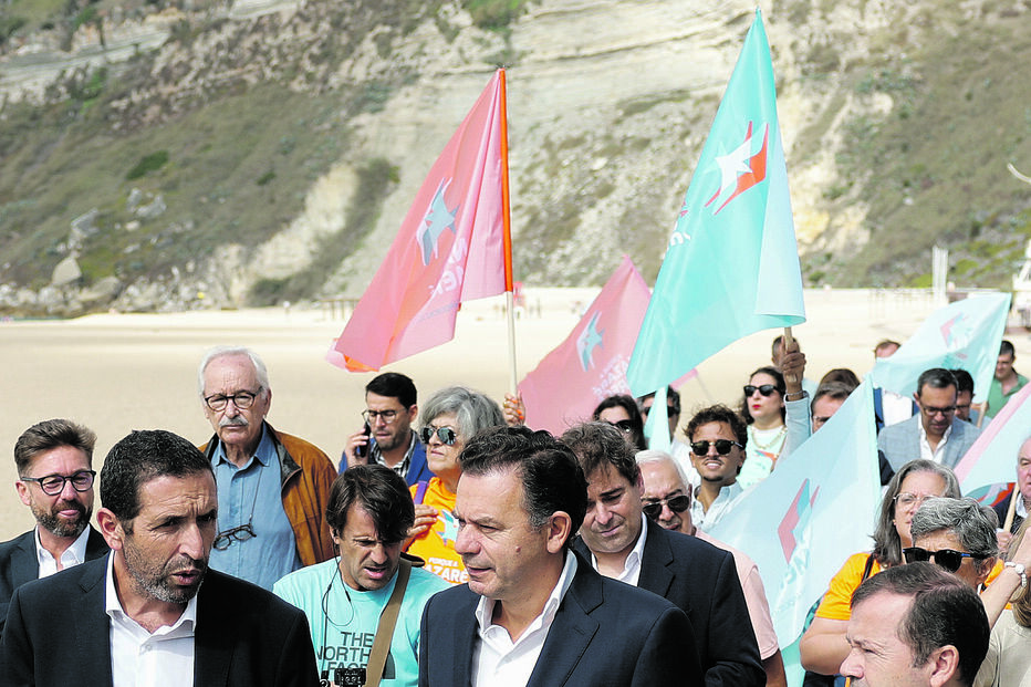 Luís Montenegro com o candidato do PSD à Câmara da Nazaré, Serafim Silva (à esquerda)
