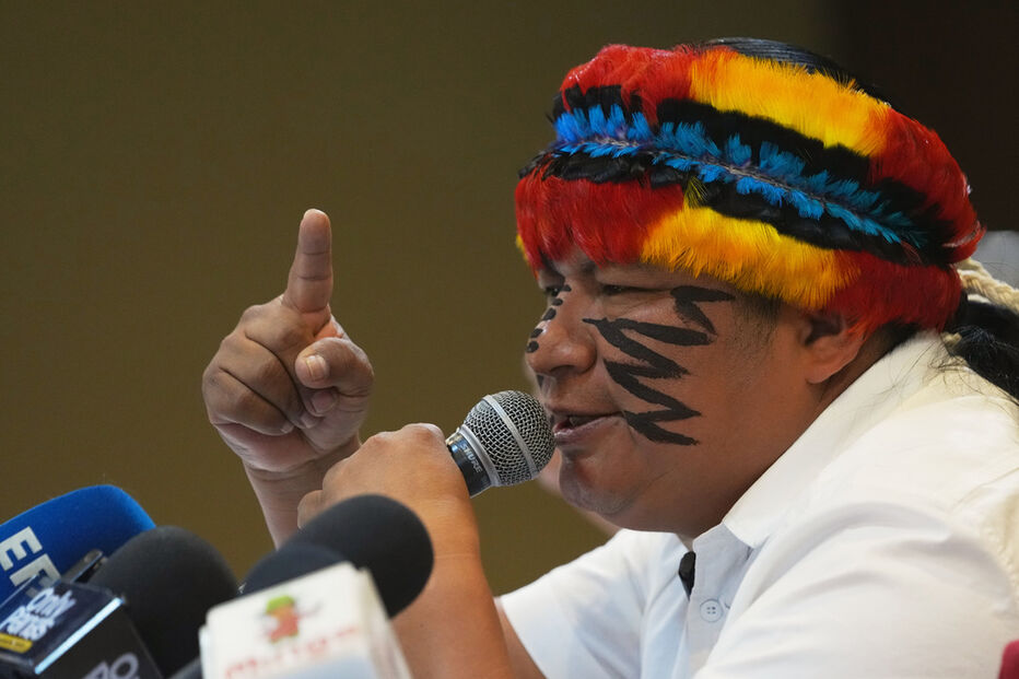 Indígena protesta contra a eliminação do subsídio ao gasóleo no Equador