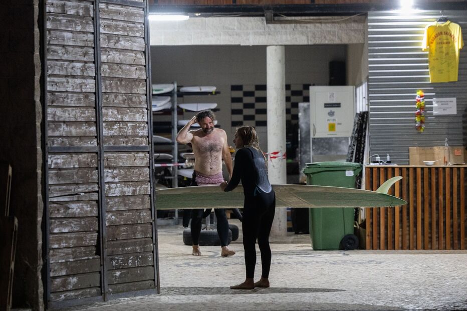 Surfistas transportam prancha na Nazaré