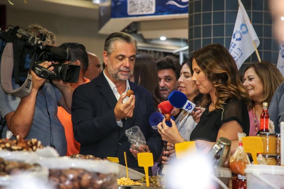 Candidatos autárquicos do PSD, IL, Chega e PS disputam votos no mercado de Faro